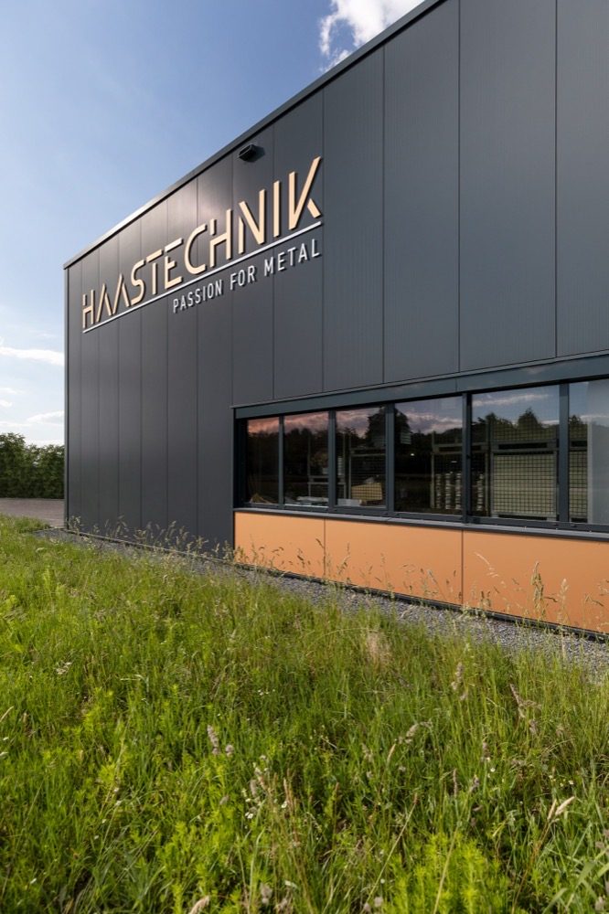 Fassade der HAASTECHNIK GmbH mit Firmenschild